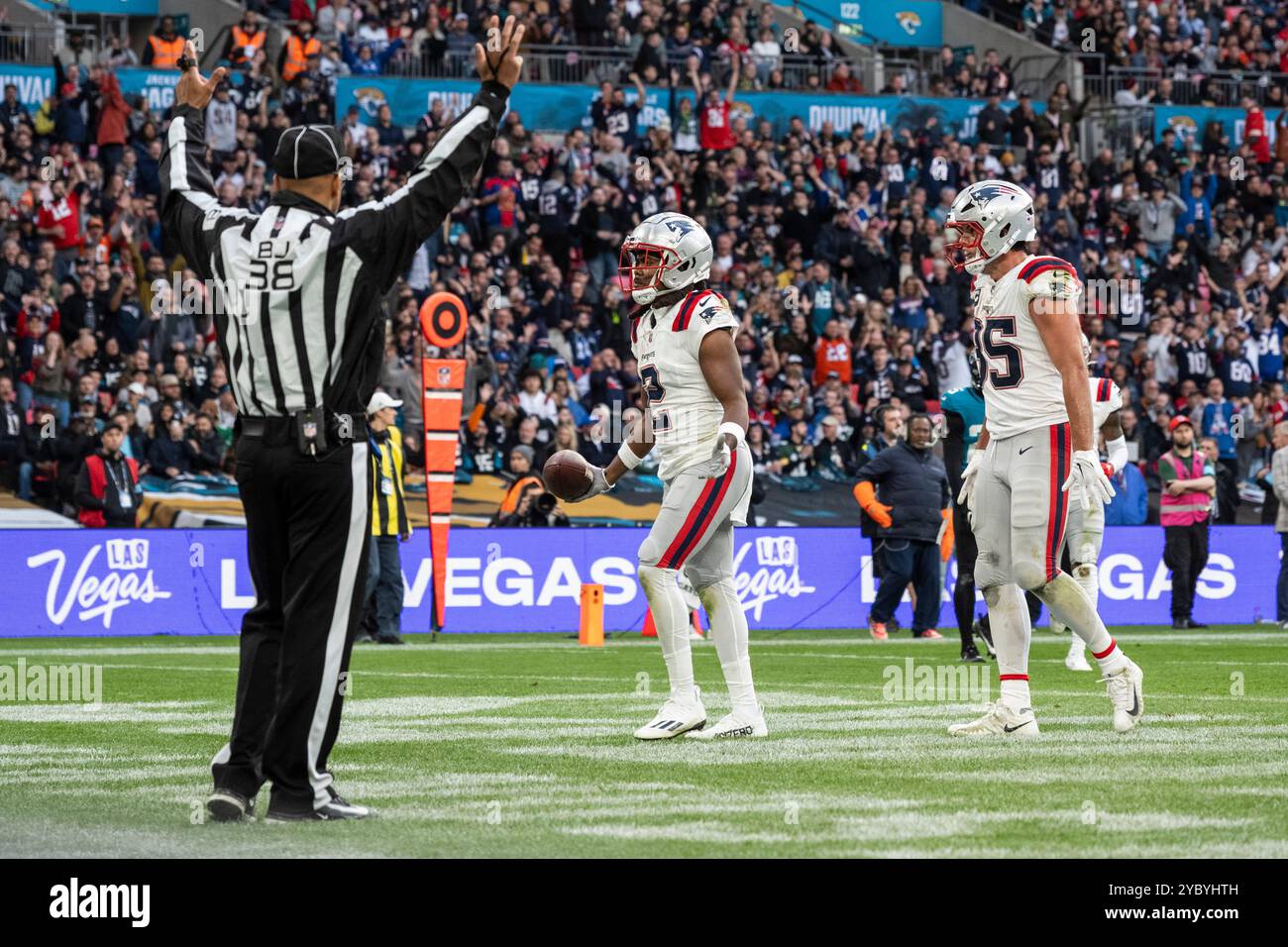 Londres, Royaume-Uni. 20 octobre 2024. Le receveur K.J. Osborn (2) des Patriots de la Nouvelle-Angleterre marque un touchdown dans le match de la NFL contre les Jaguars de Jacksonville au stade de Wembley, le dernier match de la série des Jeux de Londres de la NFL de cette année. Score final Jaguars 32, Patriots 16 crédit : Stephen Chung / Alamy Live News Banque D'Images