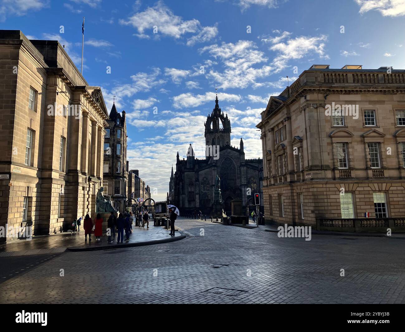 Vue sur le Royal Mile, avec la cathédrale St Giles au loin. Édimbourg, Écosse, Royaume-Uni. 16 mars 2024. - Image de stock capturée avec un smartphone