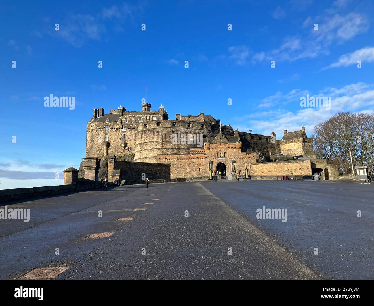 Vue sur le château d'Édimbourg au bout du Royal Mile. Édimbourg, Écosse, Royaume-Uni. 16 mars 2024. - Image de stock capturée avec un smartphone