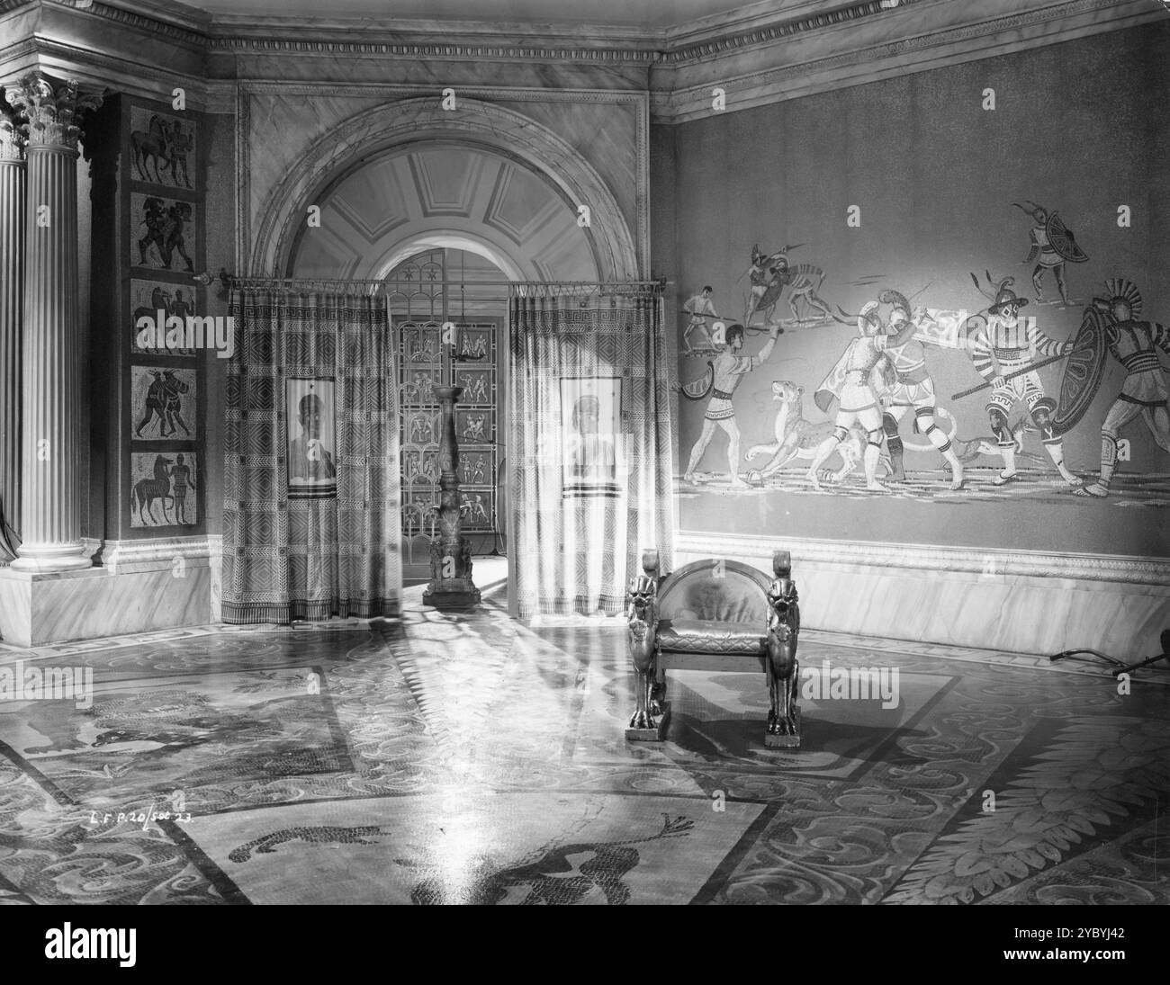 Référence Still pour le décor 23 conçu par VINCENT KORDA pour l'inachevé I, CLAUDIUS 1937 réalisateur JOSEF VON STERNBERG Livre ROBERT GRAVES Cinématographie GEORGES PERINAL costume Design JOHN ARMSTRONG Directeur artistique VINCENT KORDA mosaïque FERDINAND BELLAN Producteur ALEXANDER KORDA London film Productions Banque D'Images