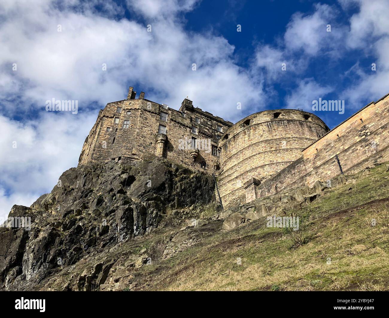 Château d'Édimbourg vu d'en bas sur Johnston Terrace. Édimbourg, Écosse, Royaume-Uni. 16 mars 2024. - Image de stock capturée avec un smartphone