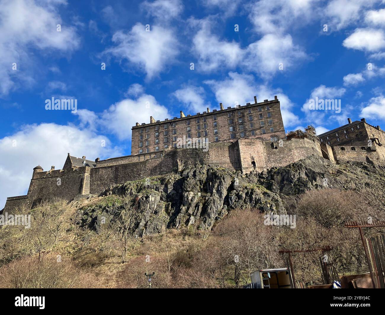 Château d'Édimbourg vu d'en bas. Édimbourg, Écosse, Royaume-Uni. 16 mars 2024. - Image de stock capturée avec un smartphone
