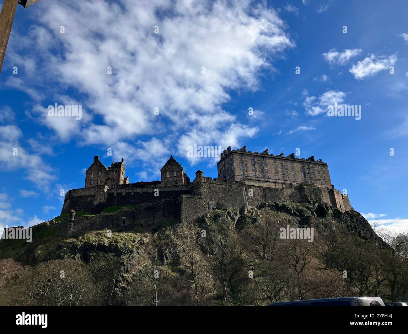 Château d'Édimbourg vu d'en bas. Édimbourg, Écosse, Royaume-Uni. 16 mars 2024. - Image de stock capturée avec un smartphone