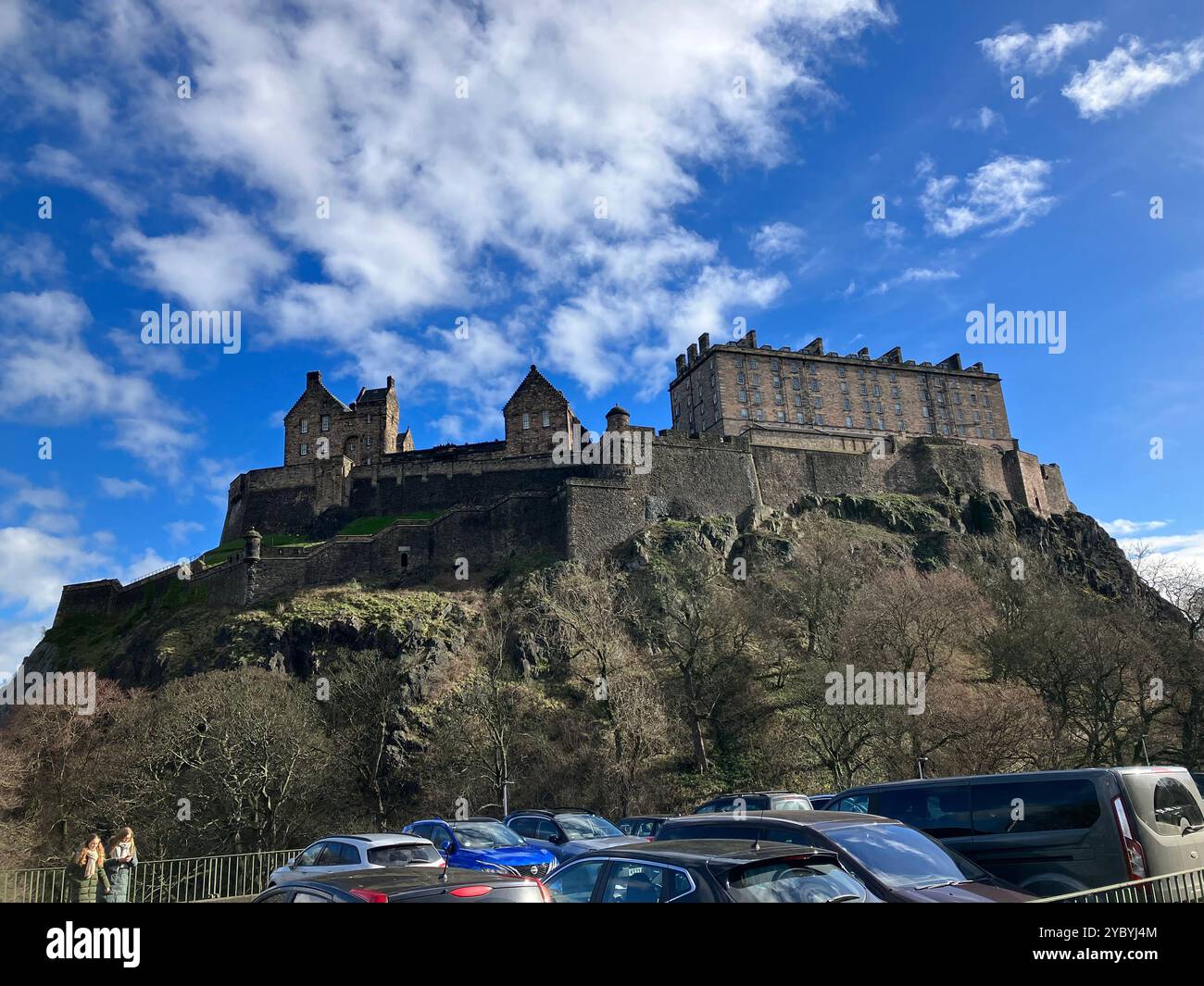 Château d'Édimbourg vu d'en bas. Édimbourg, Écosse, Royaume-Uni. 16 mars 2024. - Image de stock capturée avec un smartphone
