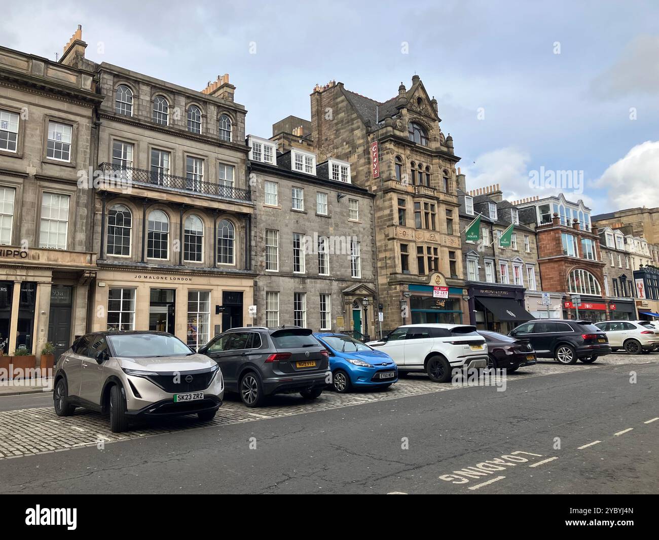 Boutiques sur George Street. Edinburgh New Town, Édimbourg, Écosse, Royaume-Uni. 16 mars 2024. - Image de stock capturée avec un smartphone