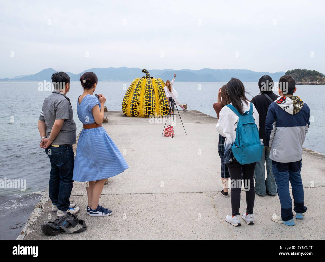 Sculpture de citrouille de Yayoi Kusamas sur l'île de Naoshima au Japon Banque D'Images