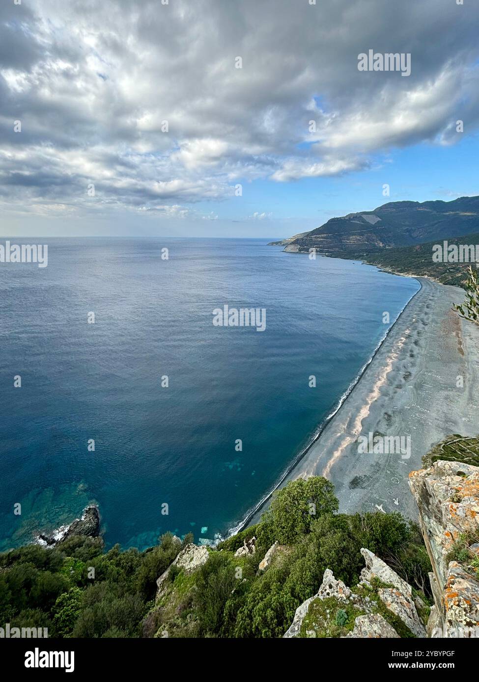 Vue panoramique sur la plage noire de Nonza à Saint Florent Bay Corse France Banque D'Images
