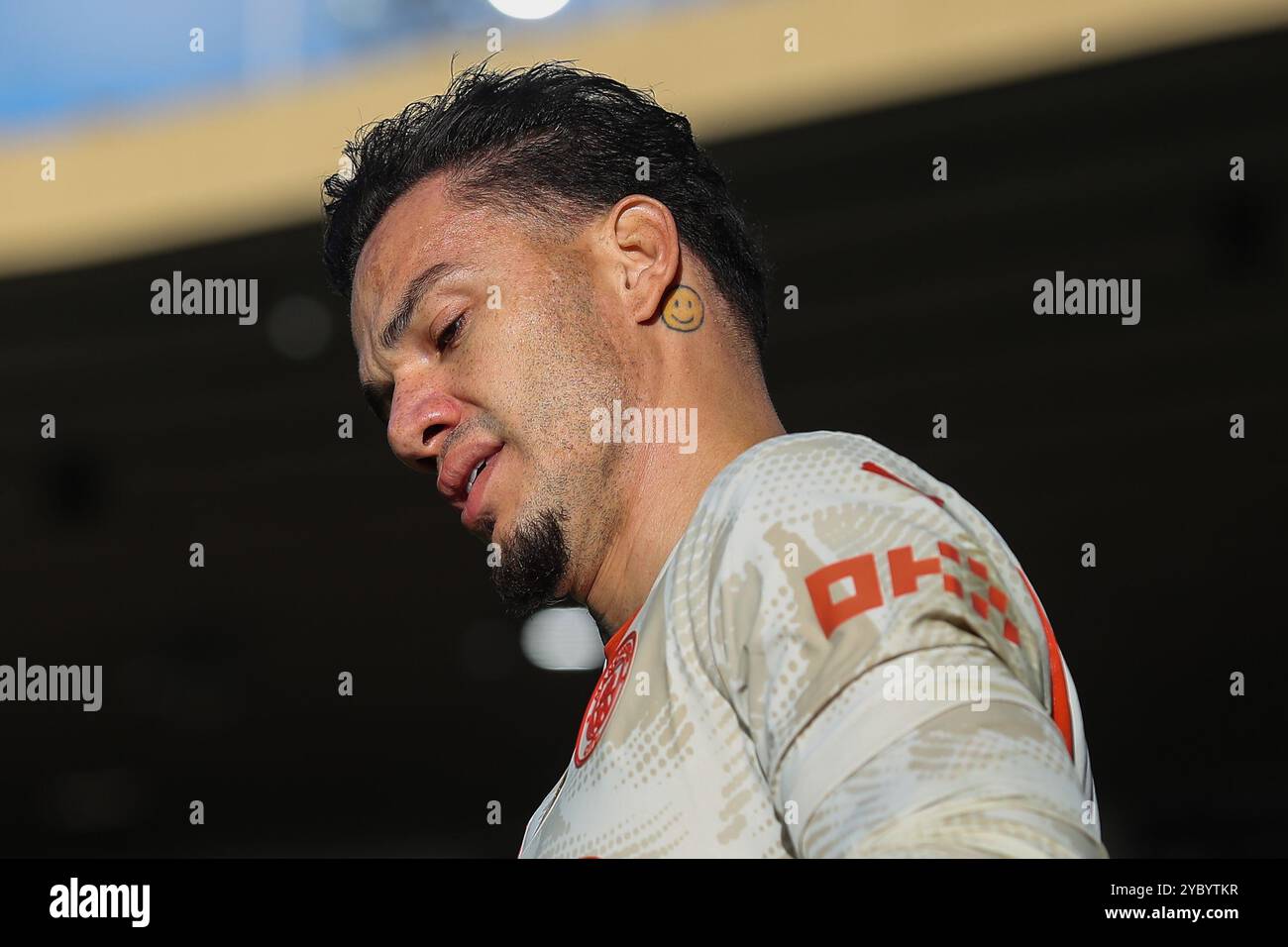 Le tatouage du visage souriant sur le cou d'Ederson de Manchester City lors du match de premier League Wolverhampton Wanderers vs Manchester City à Molineux, Wolverhampton, Royaume-Uni, 20 octobre 2024 (photo de Gareth Evans/News images) Banque D'Images