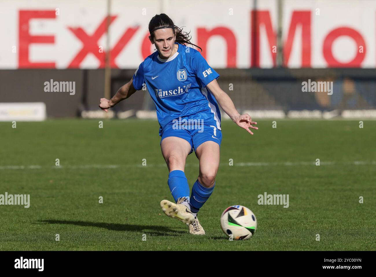 Meppen, Deutschland. 20 octobre 2024. v.Li. : Marie Bleil (SV Meppen, 7) Am Ball, Freisteller, Einzelbild, Ganzkörper, AKTION, ACTION, SPIELSZENE, DIE DFB-RICHTLINIEN UNTERSAGEN JEGLICHE NUTZUNG VON FOTOS ALS SEQUENZBILDER UND/ODER VIDEOÄHNLICHE FOTOSTRECKEN. LA RÉGLEMENTATION DFB INTERDIT TOUTE UTILISATION DE PHOTOGRAPHIES COMME SÉQUENCES D'IMAGES ET/OU QUASI-VIDÉO., 20.10.2024, MEPPEN (DEUTSCHLAND), FUSSBALL, 2. Frauen-Bundesliga, SV Meppen - FSV Gütersloh 2009 crédit : dpa/Alamy Live News Banque D'Images