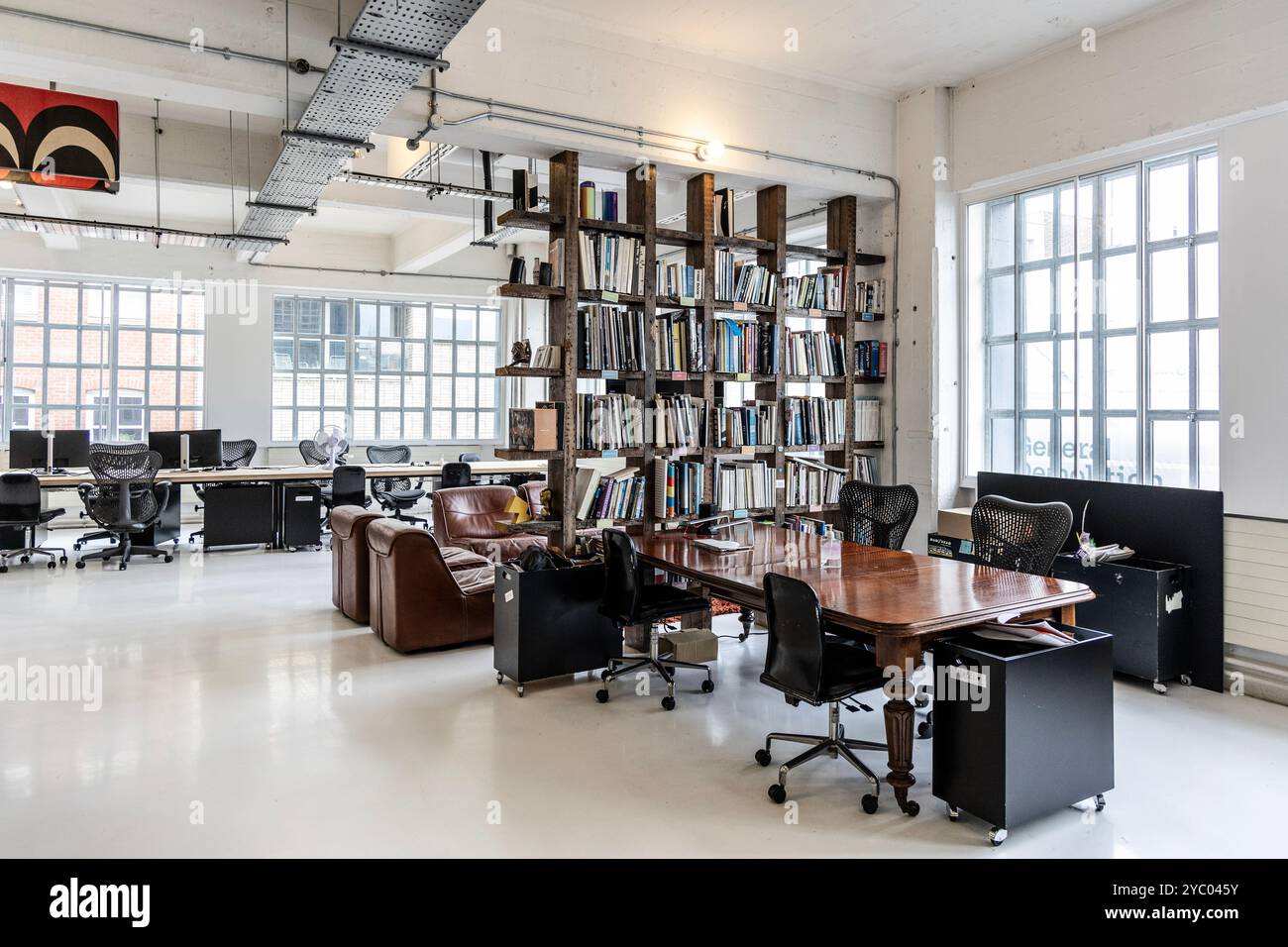 Étagère à livres en bois récupéré dans les bureaux de l'agence mère à l'intérieur du Biscuit Building, ancien Lipton Tea Warehouse, Shoreditch, Londres, Angleterre Banque D'Images