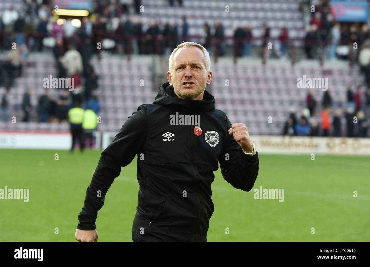 Tynecastle Park Edinburgh Écosse Royaume-Uni 19th Oct 24 William Hill Premiership match Hearts vs St Mirren. Neil Critchley, entraîneur de Hearts, célèbre son premier match en charge avec une victoire de 4-0 sur St Mirren Credit : eric mccowat/Alamy Live News Banque D'Images