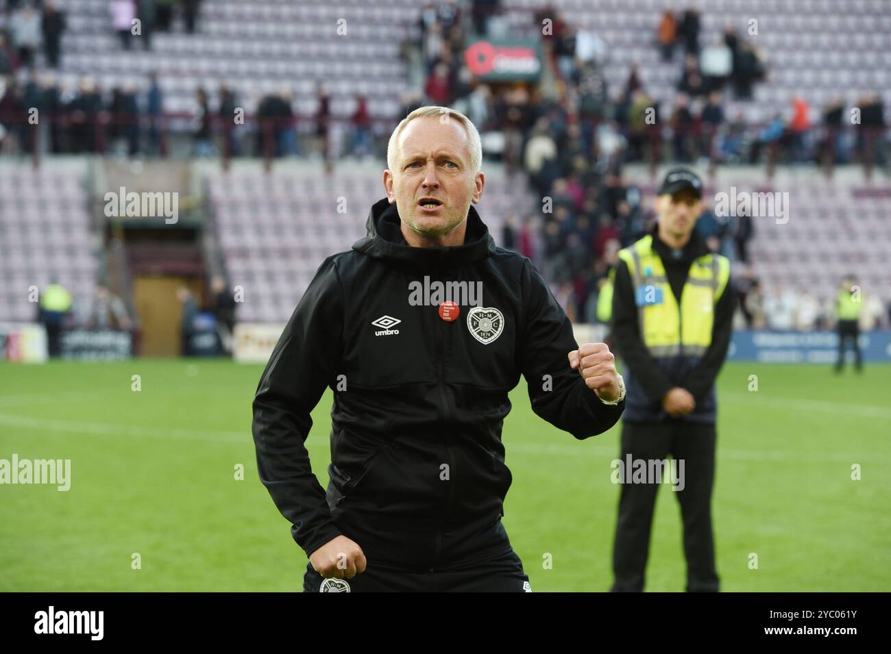 Tynecastle Park Edinburgh Écosse Royaume-Uni 19th Oct 24 William Hill Premiership match Hearts vs St Mirren. Neil Critchley, entraîneur de Hearts, célèbre son premier match en charge avec une victoire de 4-0 sur St Mirren Credit : eric mccowat/Alamy Live News Banque D'Images
