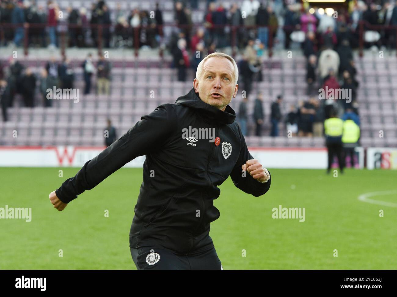 Tynecastle Park Edinburgh Écosse Royaume-Uni 19th Oct 24 William Hill Premiership match Hearts vs St Mirren. Neil Critchley, entraîneur de Hearts, célèbre son premier match en charge avec une victoire de 4-0 sur St Mirren Credit : eric mccowat/Alamy Live News Banque D'Images