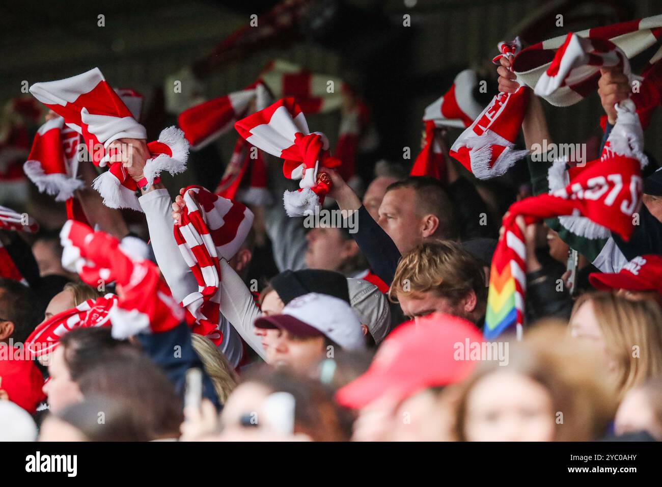 Les fans d'Arsenal célèbrent la victoire des équipes après le match de Super League féminine des Barclays West Ham United Women vs Arsenal Women au Chigwell construction Stadium, Dagenham, Royaume-Uni, le 20 octobre 2024 (photo par Izzy Poles/News images) Banque D'Images