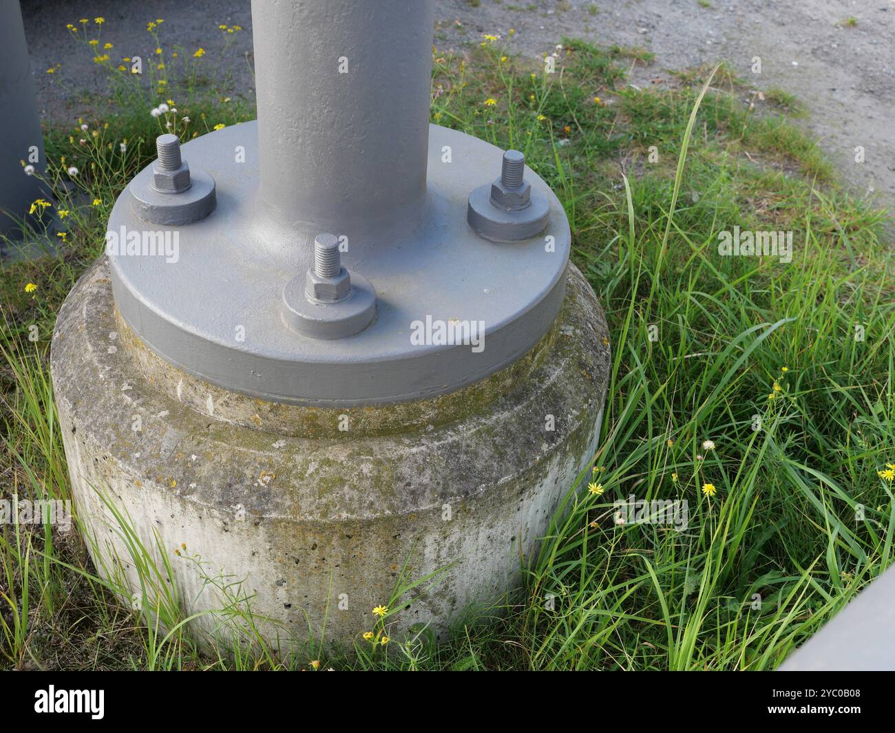 La base de colonne en acier, fermement vissée dans la fondation en béton, Banque D'Images