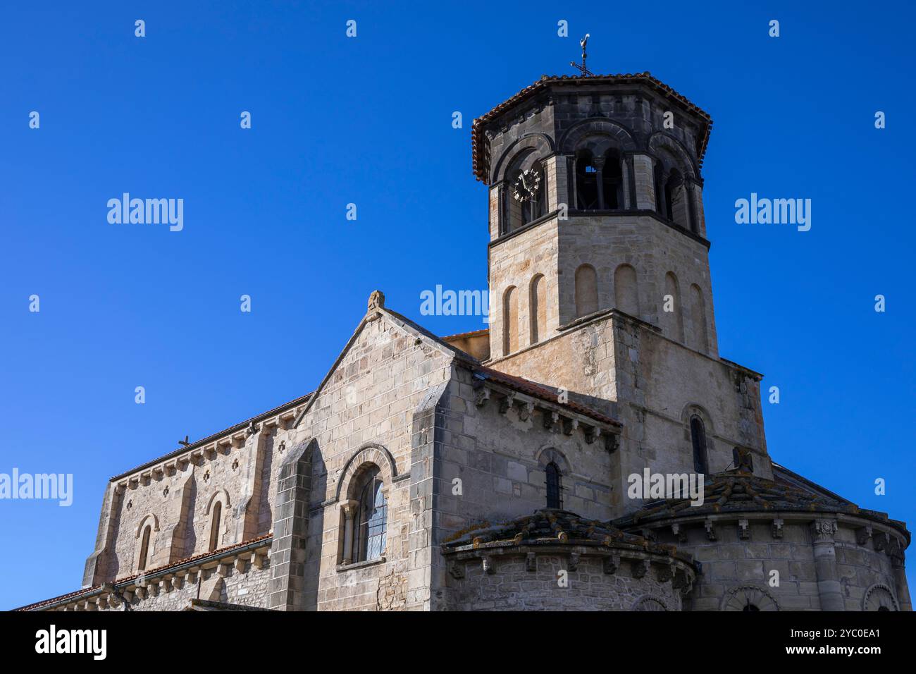 France, région Auvergne-Rhône-Alpes, Thuret (département du Puy-de-Dôme), l'église Saint-Martin montrant l'insolite clocher octogonal Banque D'Images
