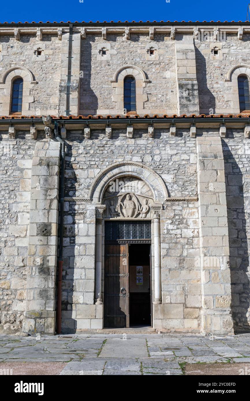 France, région Auvergne-Rhône-Alpes, Thuret (département du Puy-de-Dôme), l'entrée de l'église Saint-Martin Banque D'Images