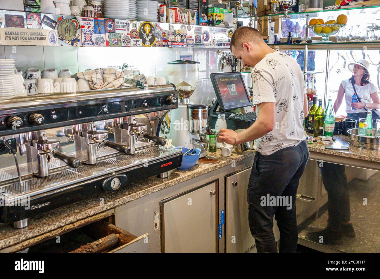 Split Croatie, Old Town Grad, Ladolina Caffe Bar, café restaurant, à l'intérieur, homme gestionnaire de serveur serveur de travail, Croatie Europe européenne UE, visiteurs t Banque D'Images