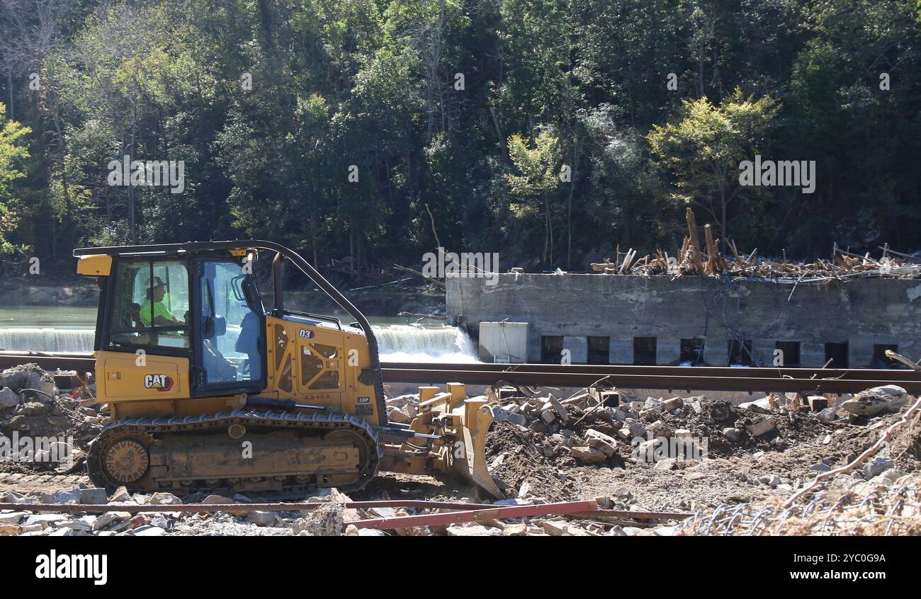 Marshall, États-Unis. 17 octobre 2024. De l'équipement lourd déplace les gravats des voies ferrées le long de la French Broad River à la suite des inondations record survenues à la suite de l'ouragan Helene, le 17 octobre 2024 à Marshall, Caroline du Nord. Crédit : Dylan Burnell/USACE photo/Alamy Live News Banque D'Images