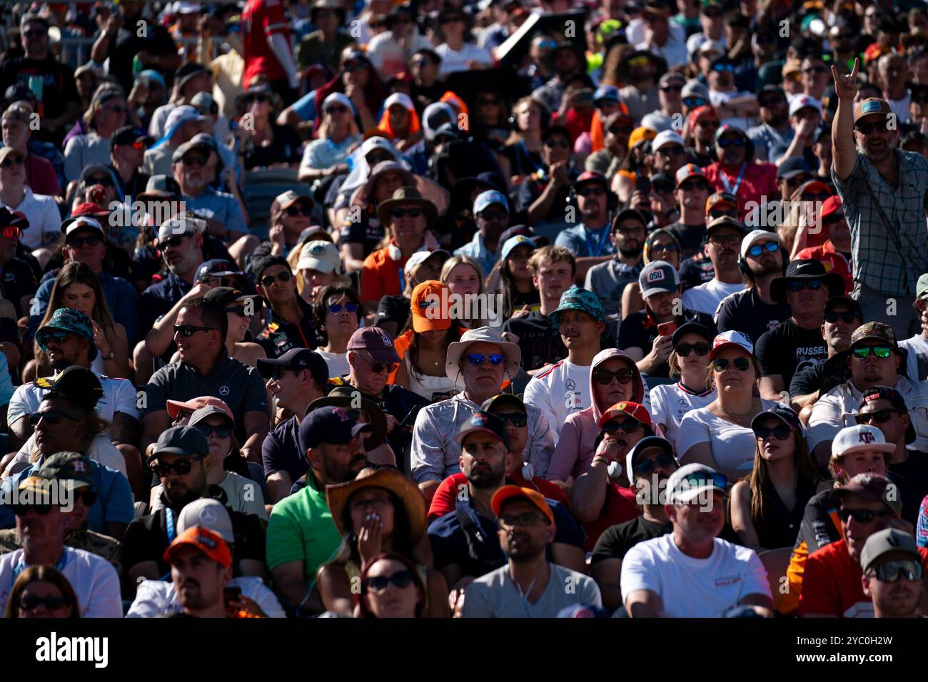 Austin, États-Unis. 20 octobre 2024. Les fans regardent le Grand Prix de formule 1 des États-Unis sur le circuit des Amériques à Austin, au Texas, le dimanche 20 octobre 2024. Photo de Greg Nash/UPI crédit : UPI/Alamy Live News Banque D'Images