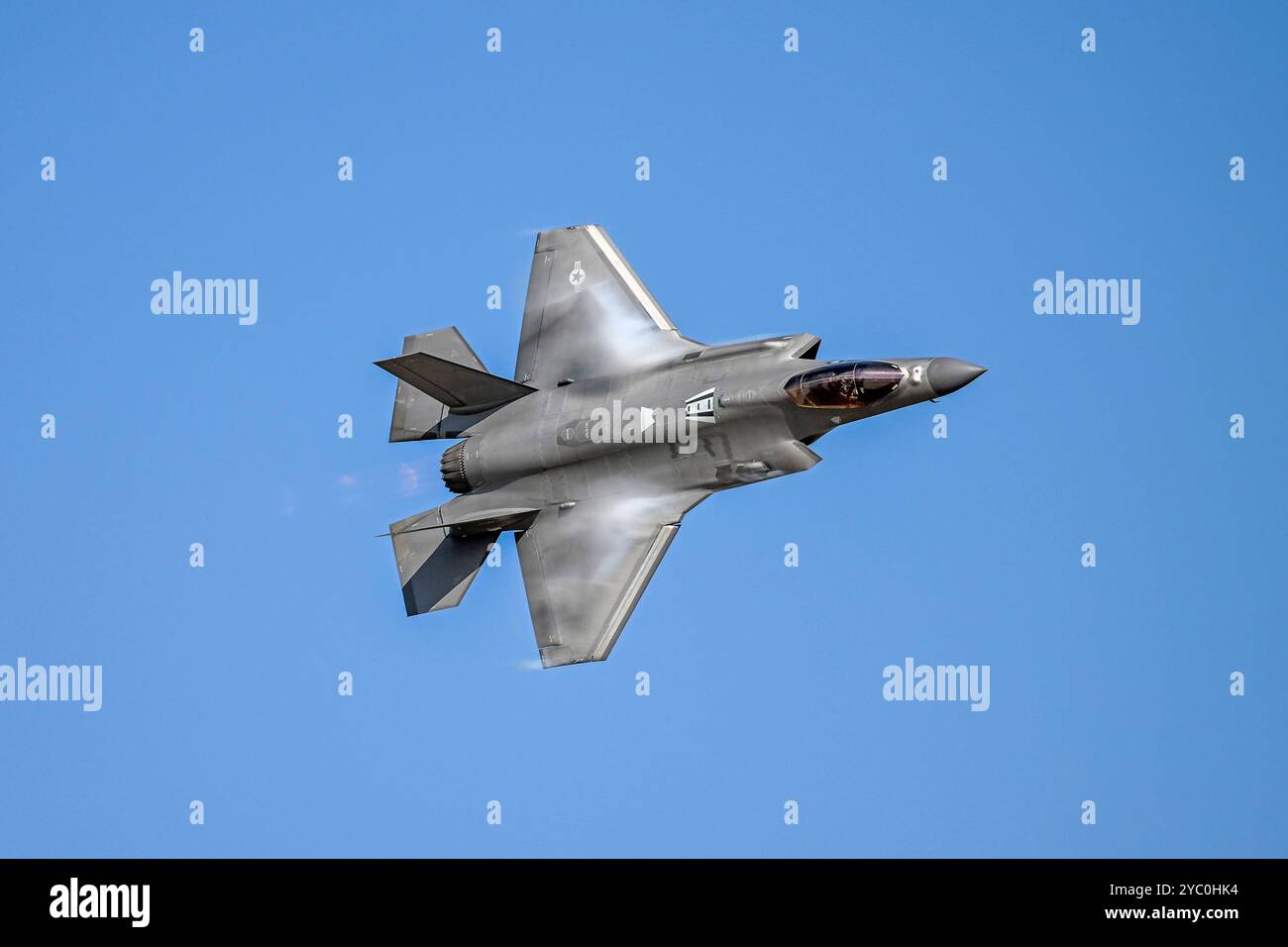 Ogden, États-Unis. 15 octobre 2024. Maj. Melanie « Mach » Kluesner, pilote de l’équipe de démonstration de l’US Air Force, effectue des manœuvres aériennes à bord d’un avion de chasse furtif F-35A Lightning II de l’USAF lors de l’entraînement à la Hill Air Force base, le 15 octobre 2024 près d’Ogden, Utah. Crédit : Cynthia Griggs/U.S. Air Force/Alamy Live News Banque D'Images