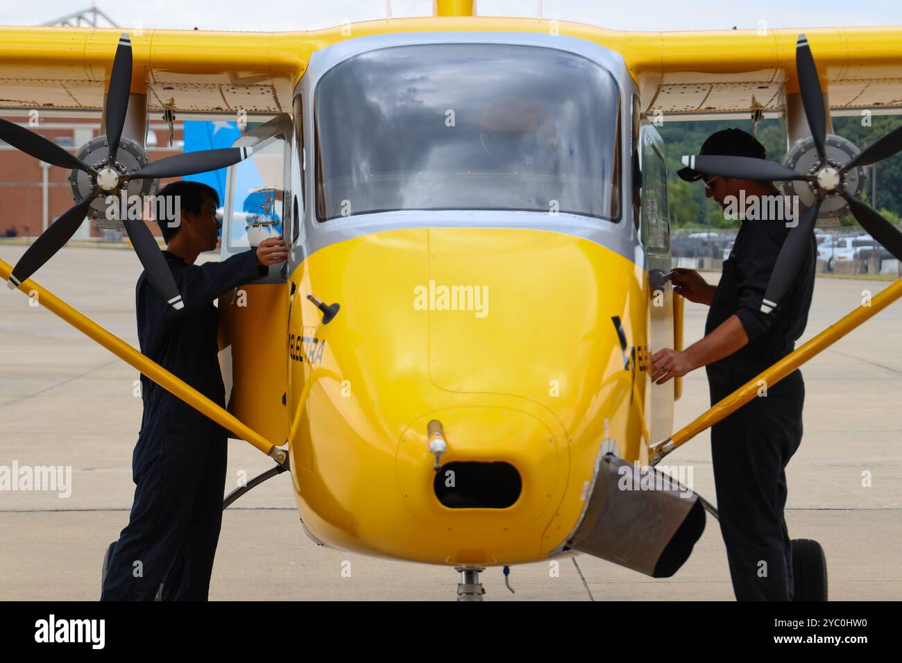 Quantico, États-Unis. 23 septembre 2024. Les pilotes préparent le nouvel avion Electra hybride Ultra Short, un taxi aérien électrique hybride, pour une démonstration en direct de capacités à double usage à Marine corps Air Facility, le 23 septembre 2024 à Quantico, en Virginie. Crédit : Sgt. Miranda DeKorte/U.S. Marines/Alamy Live News Banque D'Images