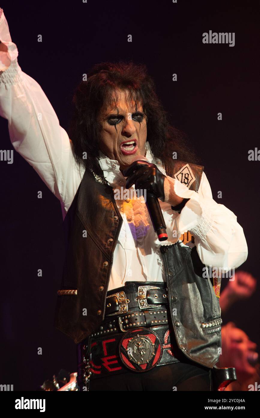 Londres, Royaume-Uni. 20 octobre 2024. Halloween arrive tôt dans l'ouest de Londres alors qu'Alice Cooper donne un spectacle à Hammersmith Apollo. Cristina Massei/Alamy Live News Banque D'Images