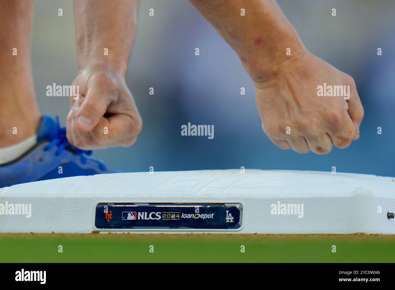 A member of the grounds crew installs a base before Game 6 of a baseball NL Championship Series between the Los Angeles Dodgers and the New York Mets, Sunday, Oct. 20, 2024, in Los Angeles. (AP Photo/Julio Cortez) Banque D'Images