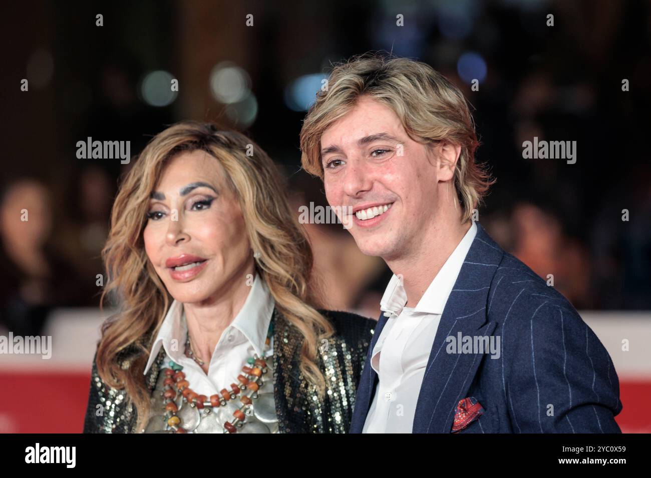 DATE RECORD NON INDIQUÉE Daniela Zuccoli et Leonardo Bongiorno posent sur le tapis rouge lors du 19e Festival international du film de Rome Rome, Italie - 18 octobre 2024 : Daniela Zuccoli et Leonardo Bongiorno assistent au tapis rouge Mike lors du 19e Festival du film de Rome à l'Auditorium Parco Della Musica le 18 octobre 2024 à Rome, Italie. Rome RM Italie Copyright : xPhotoxbyxGennaroxLeonardix Banque D'Images