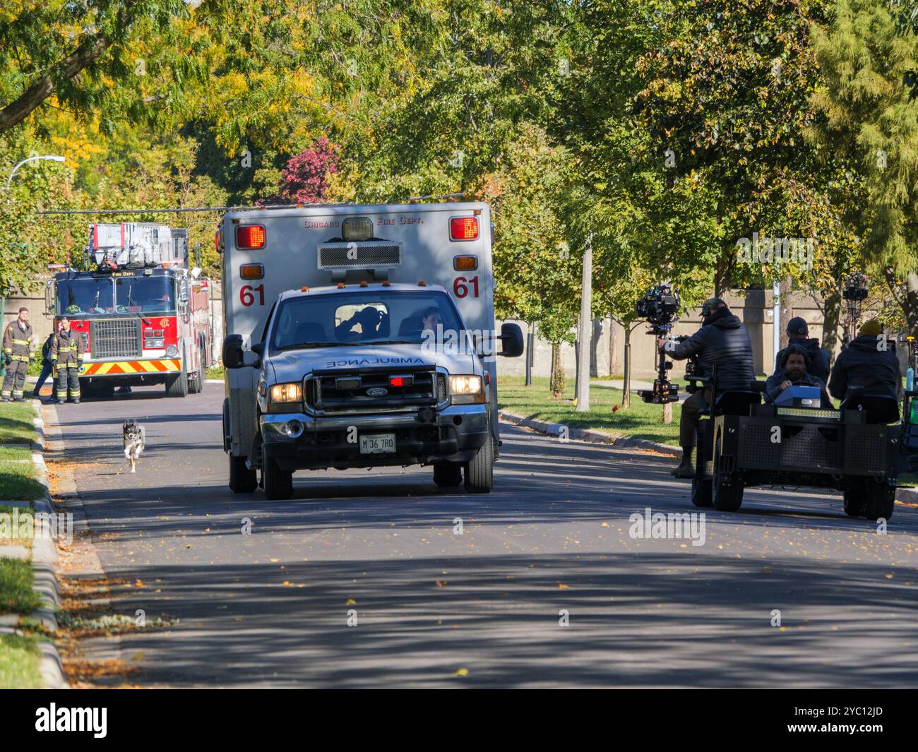 Tournage d'une scène impliquant un chien poursuivant une ambulance dans « Chicago Fire », sur le 300 pâté de maisons de Park Avenue à River Forest, Illinois. Banque D'Images