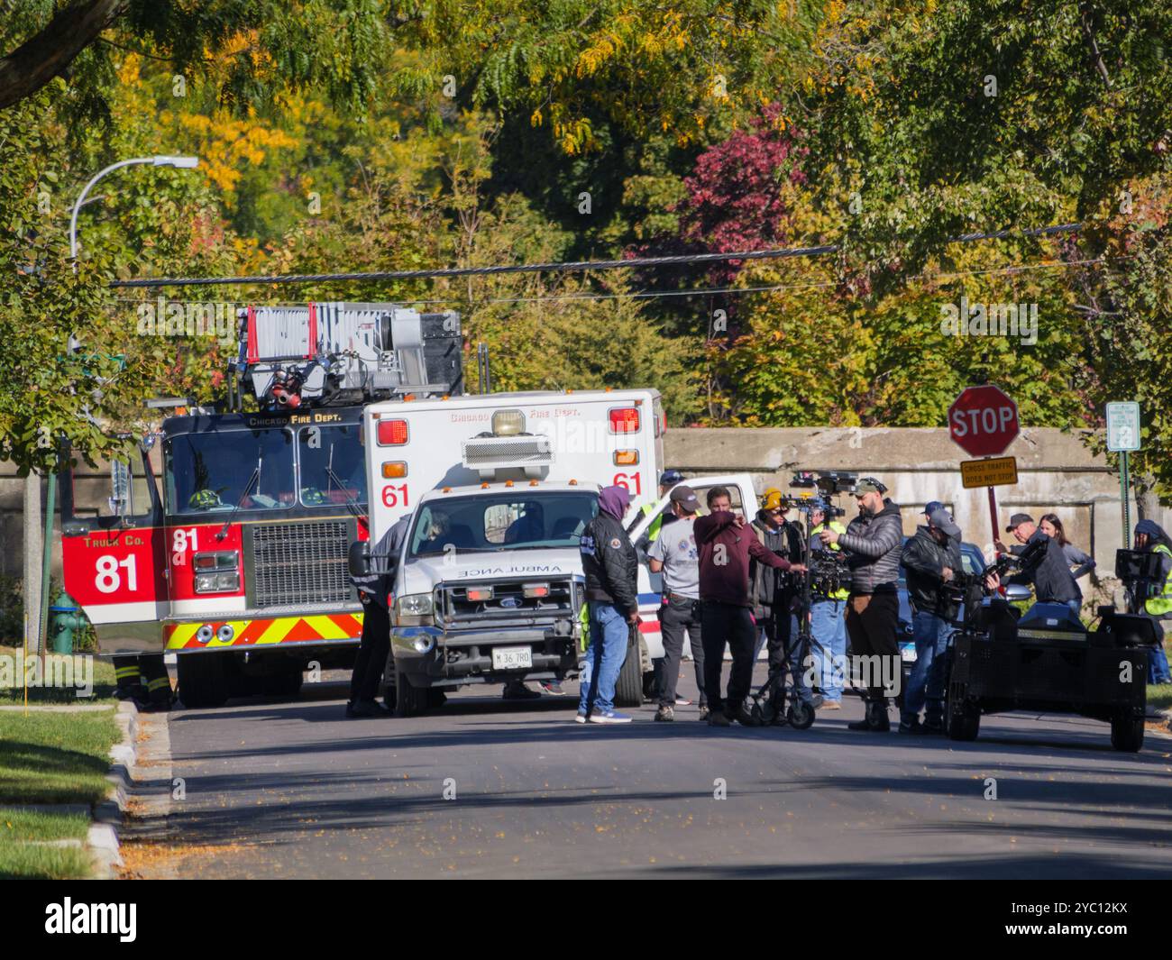 L'équipage se prépare à prendre une scène dans « Chicago Fire », sur le 300 pâté de maisons de Park Avenue à River Forest, Illinois. Banque D'Images