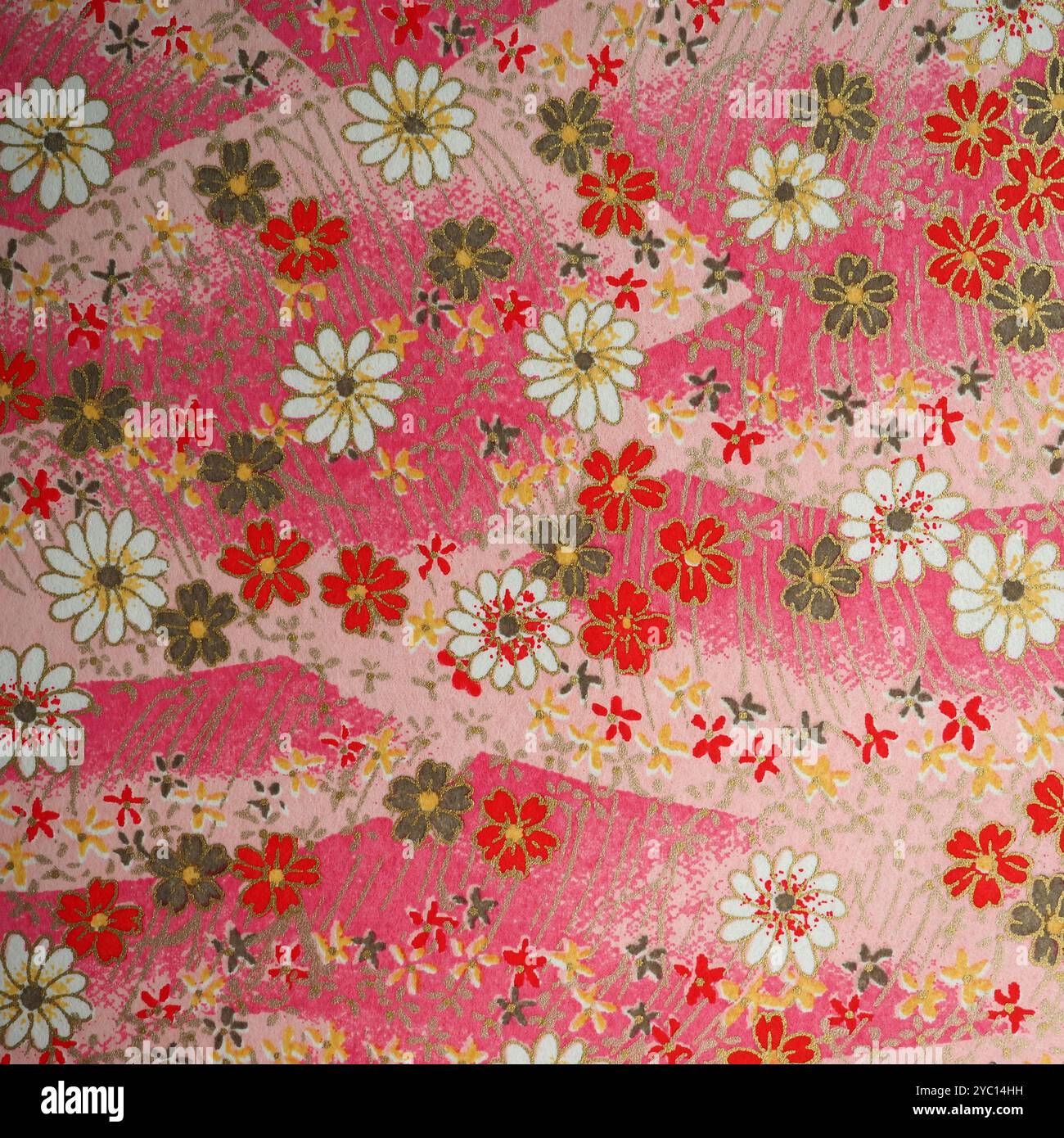 Motifs japonais traditionnels avec thème floral sur fond rose. Banque D'Images