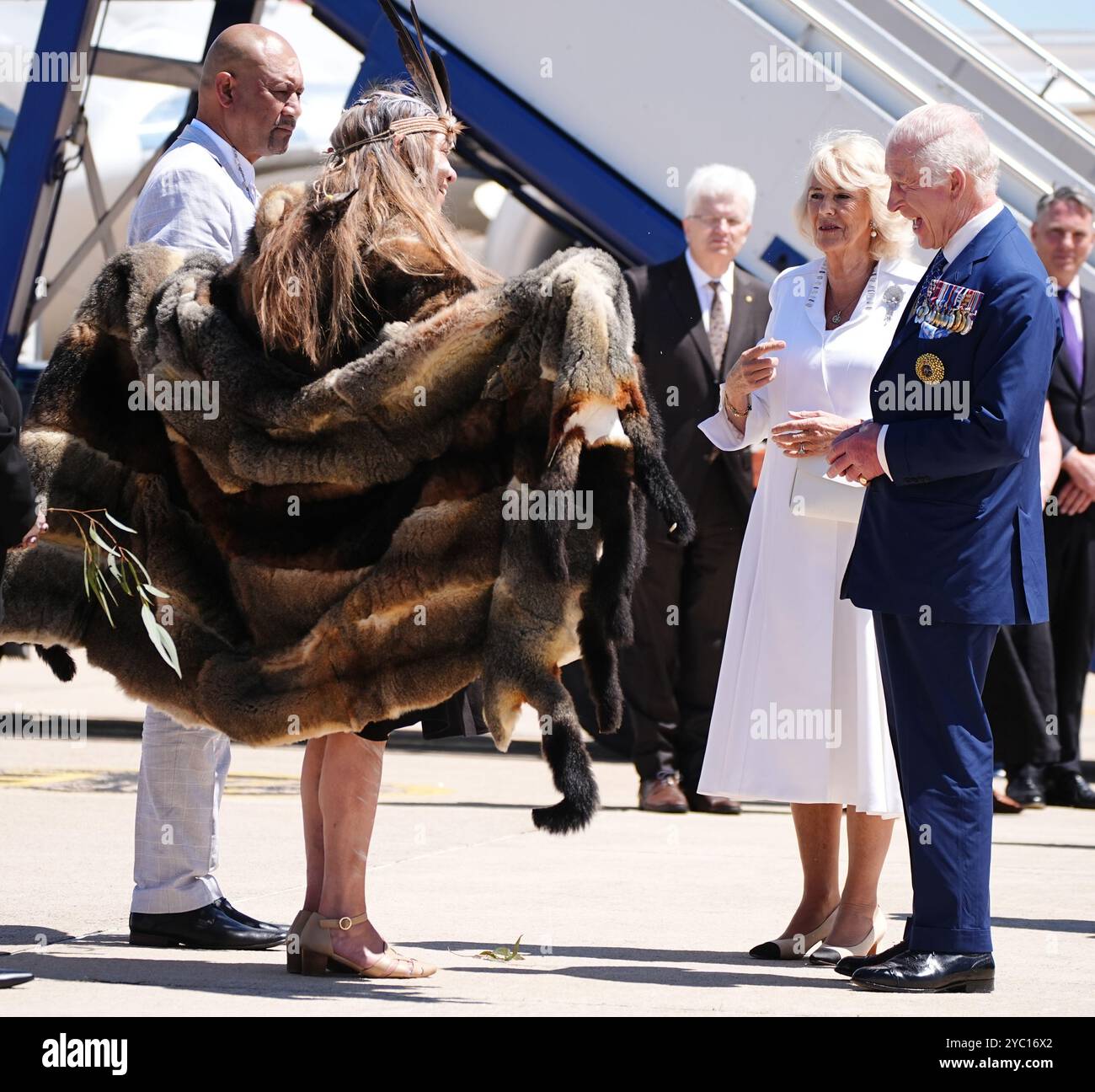 L'aînée de Ngunnawal, tante Serena Williams, organise une cérémonie traditionnelle de tabagisme pour le roi Charles II et la reine Camilla, pour commémorer le début officiel de leur visite à Canberra (pays de Ngunnawal), à leur arrivée à l'aéroport de Canberra le deuxième jour de leur visite en Australie et aux Samoa. Date de la photo : lundi 21 octobre 2024. Banque D'Images