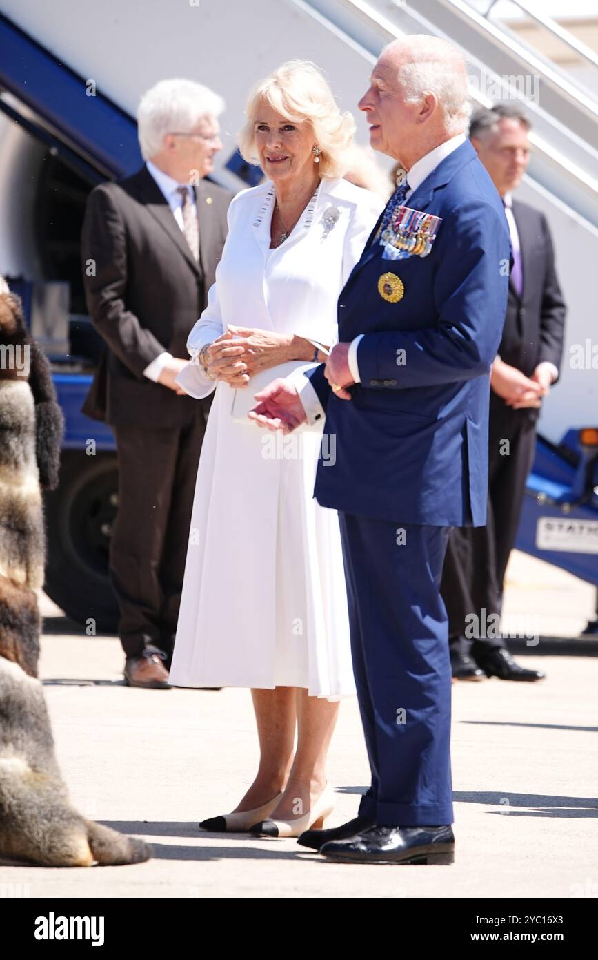 Le roi Charles II et la reine Camilla regardent l'aînée de Ngunnawal, tante Serena Williams, effectuer une cérémonie traditionnelle de tabagisme pour commémorer le début officiel de leur visite à Canberra (pays de Ngunnawal), alors qu'ils arrivent à l'aéroport de Canberra le deuxième jour de leur visite en Australie et aux Samoa. Date de la photo : lundi 21 octobre 2024. Banque D'Images