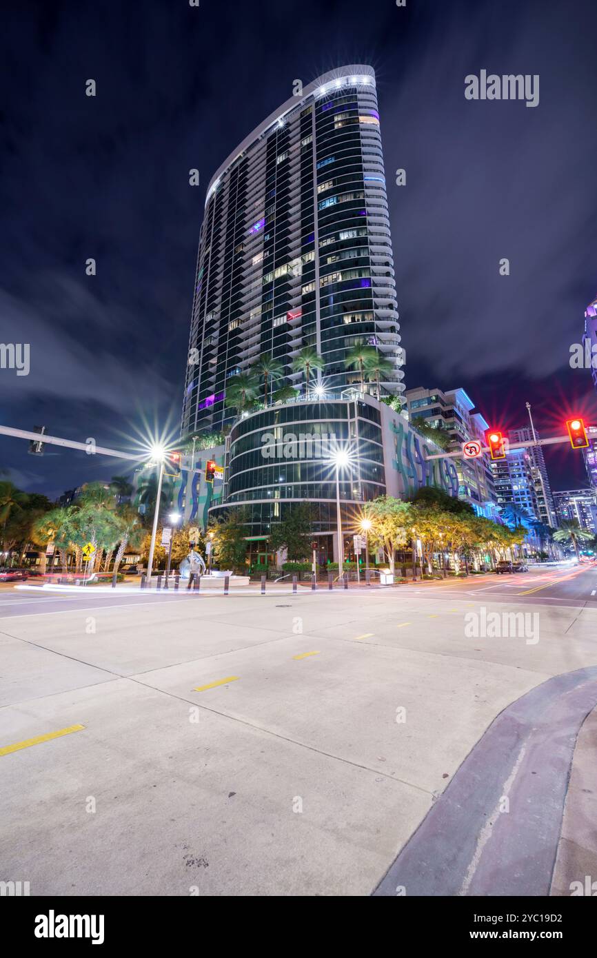 Fort Lauderdale, FL, États-Unis - 17 octobre 2024 : photo de nuit Icon Las Olas Luxury Apartments Banque D'Images