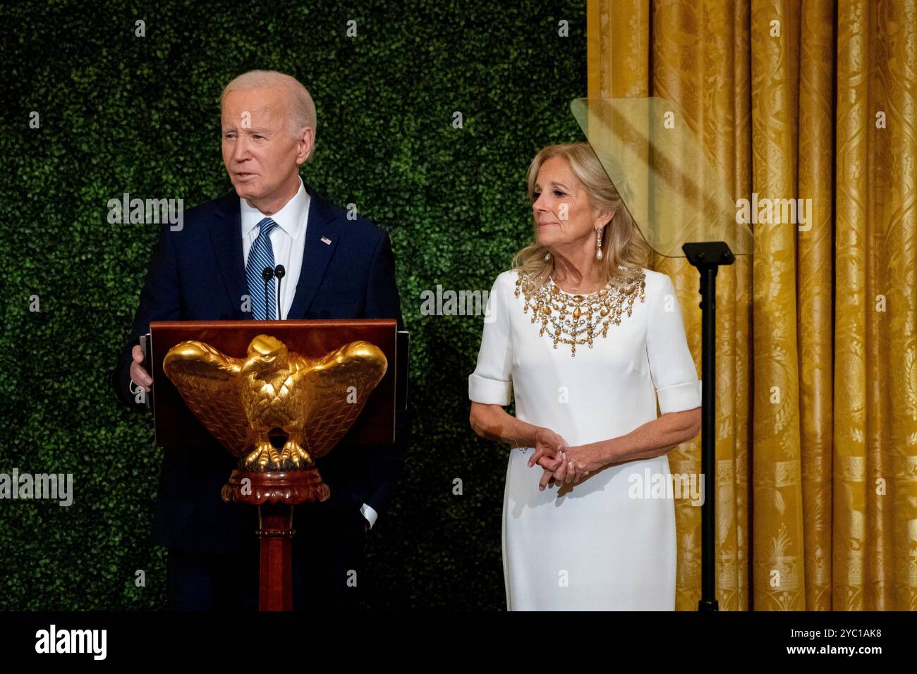 Washington, DC, États-Unis. 20 octobre 2024. Le président des États-Unis Joe Biden, à gauche, et la première dame Dr Jill Biden lors d'un événement dans la salle est de la Maison Blanche à Washington, DC, États-Unis, le dimanche 20 octobre, 2024. la manifestation a été organisée pour célébrer une nouvelle visite publique élargie de la Maison Blanche, qui sera dévoilée lundi par la première dame. Crédit : Stefani Reynolds/Pool via CNP/dpa/Alamy Live News Banque D'Images