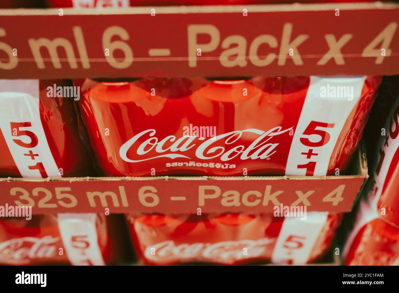 Bangkok, Thaïlande - 13 octobre 2024 : paquets de Coca-Cola ou de canettes de boisson gazeuse Coca-Cola dans un supermarché. Banque D'Images