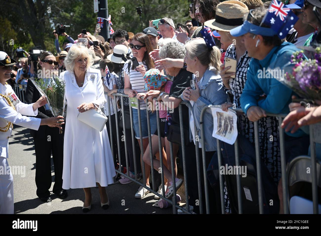 La reine Camilla s'adresse aux personnes rassemblées devant le Mémorial australien de la guerre à Canberra, pour commémorer le service et le sacrifice des vétérans des Forces de défense australiennes, le deuxième jour de leur visite en Australie et aux Samoa. Date de la photo : lundi 21 octobre 2024. Banque D'Images