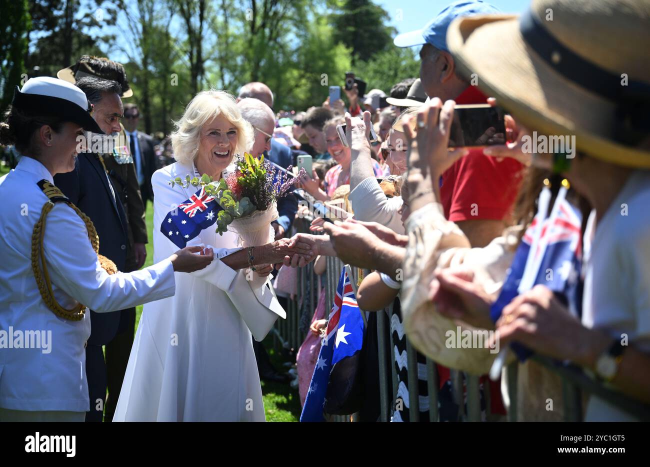 La reine Camilla s'adresse aux personnes rassemblées devant le Mémorial australien de la guerre à Canberra, pour commémorer le service et le sacrifice des vétérans des Forces de défense australiennes, le deuxième jour de leur visite en Australie et aux Samoa. Date de la photo : lundi 21 octobre 2024. Banque D'Images