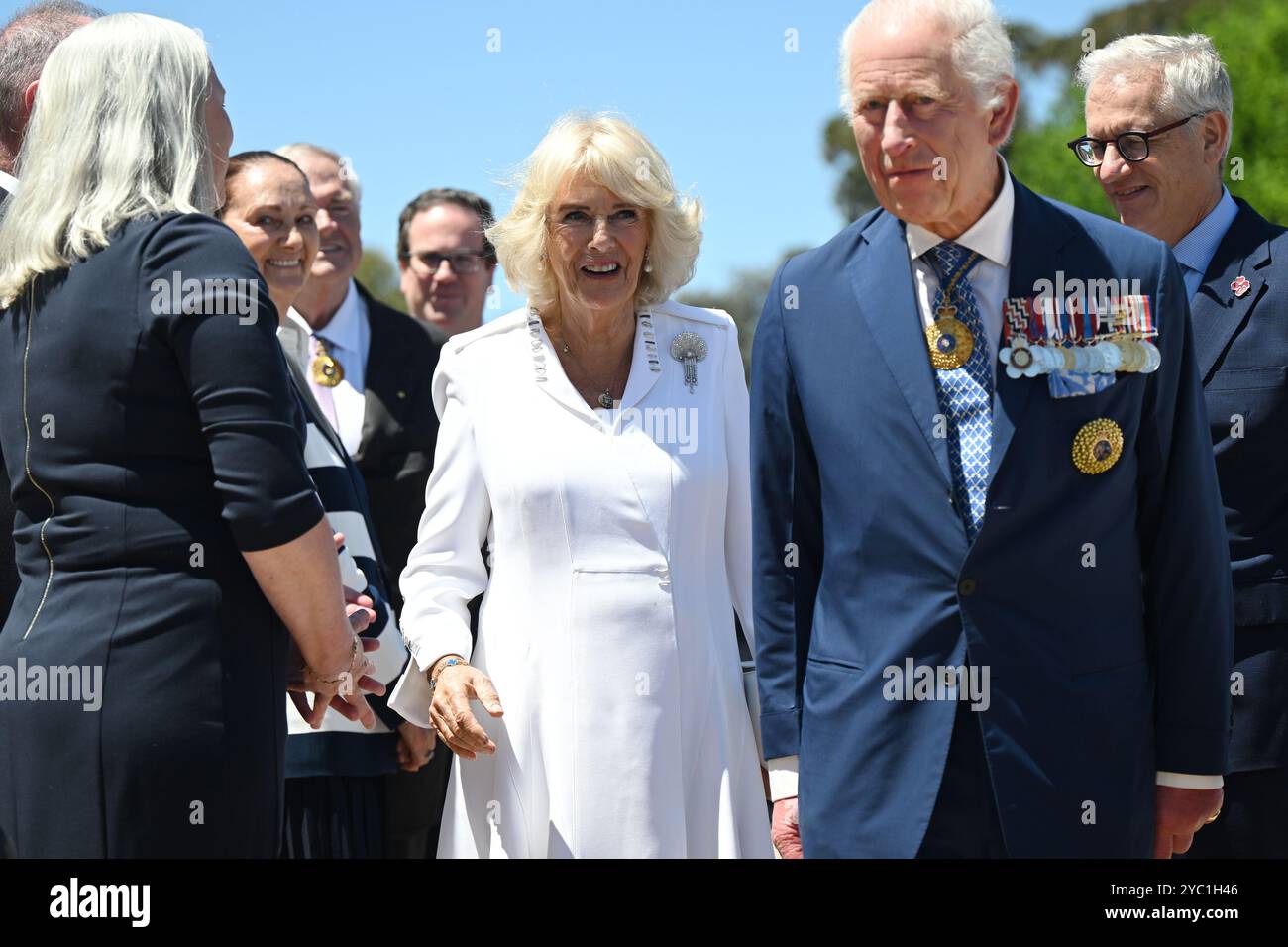 Le roi Charles III et la reine Camilla lors d'une visite au mémorial « pour notre pays » au Mémorial australien de la guerre à Canberra qui reconnaît le service militaire des peuples aborigènes et insulaires du détroit de Torres, le deuxième jour de leur visite en Australie et aux Samoa. Date de la photo : lundi 21 octobre 2024. Banque D'Images