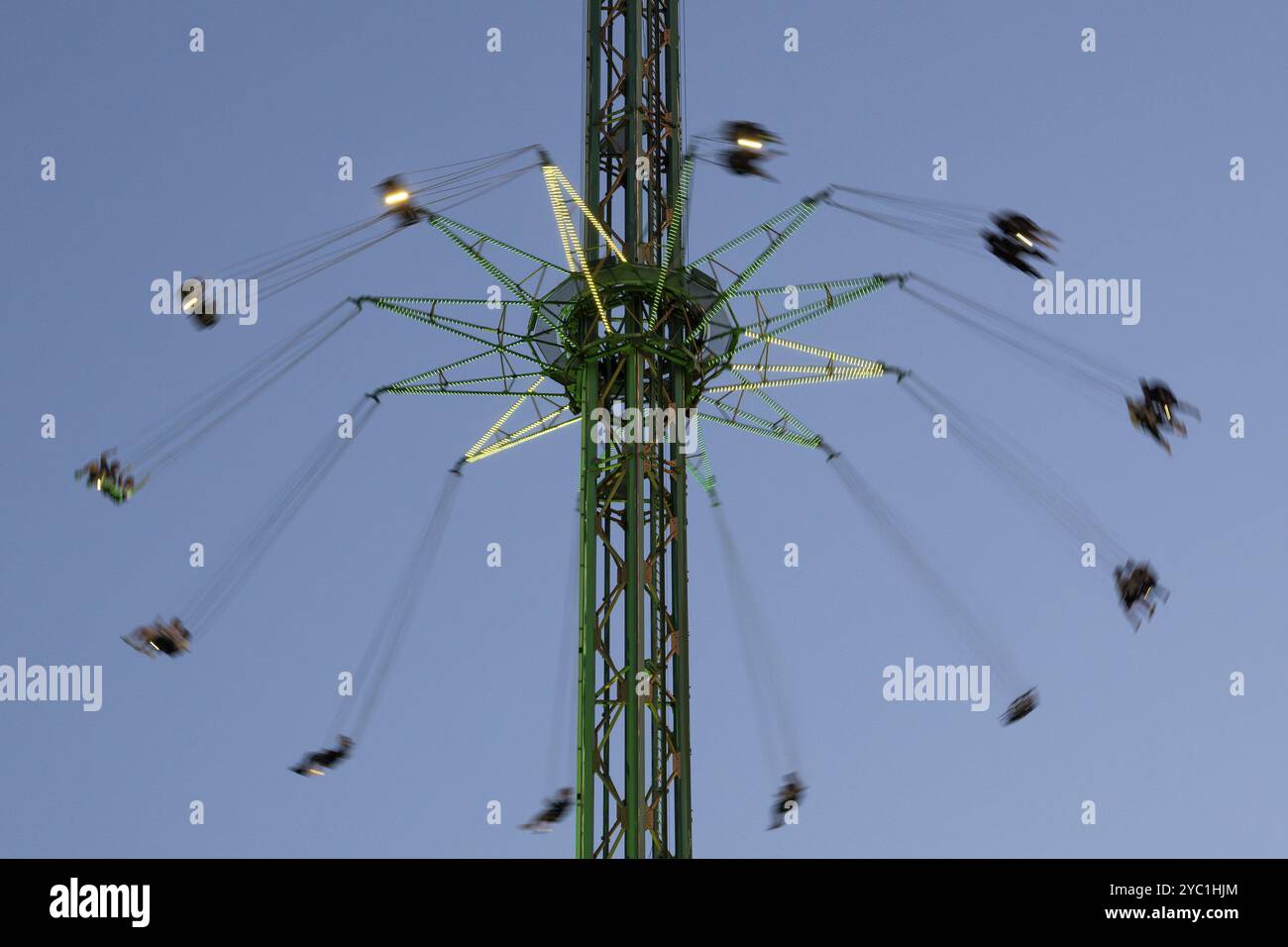 Carrousel de chaîne Star Flyer avec des passagers à grande hauteur, longue exposition, crépuscule, Tivoli Amusement and Recreation Park, Copenhague, Danemark, Europe Banque D'Images