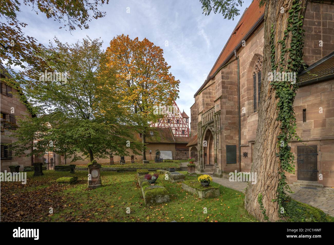 Cimetière de Saint-Nicolas et église Saint-Ulrich, derrière le château Hallerschloss, Kirchenberg 15, Nuremberg-Moegeldorf, moyenne Franconie, Bavière, allemand Banque D'Images