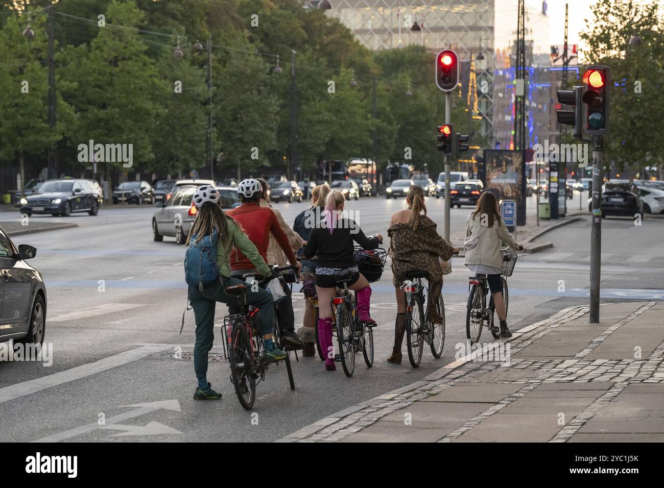 Groupe de cyclistes attendant le feu vert à une intersection sur une route principale, centre-ville, Copenhague, Danemark, Europe Banque D'Images