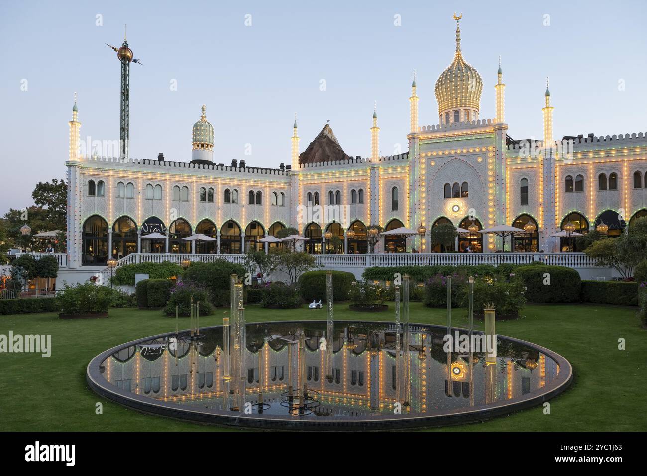 Restaurant Nimb illuminé reflété dans l'étang, architecture orientale, parc d'attractions et de loisirs Tivoli, Copenhague, Danemark, Europe Banque D'Images