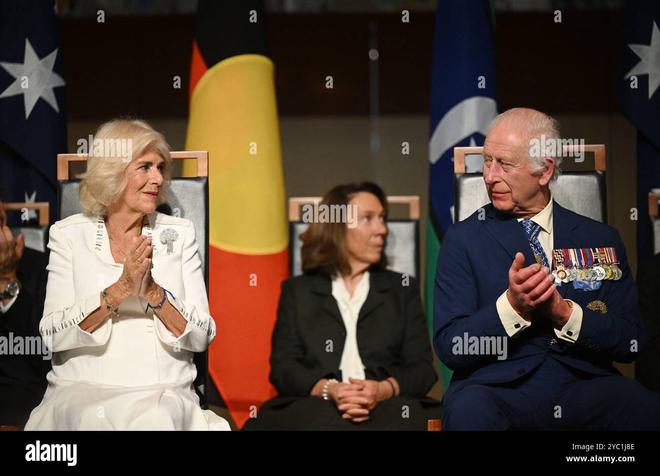 MODIFICATION DE LA LÉGENDE ÉVÉNEMENT ET LIEU le roi Charles III et la reine Camilla lors de la cérémonie Bienvenue en Australie au Parlement australien à Canberra, marquant la première visite du roi en tant que souverain au Parlement australien, le deuxième jour de la visite royale en Australie et aux Samoa. Date de la photo : lundi 21 octobre 2024. Banque D'Images