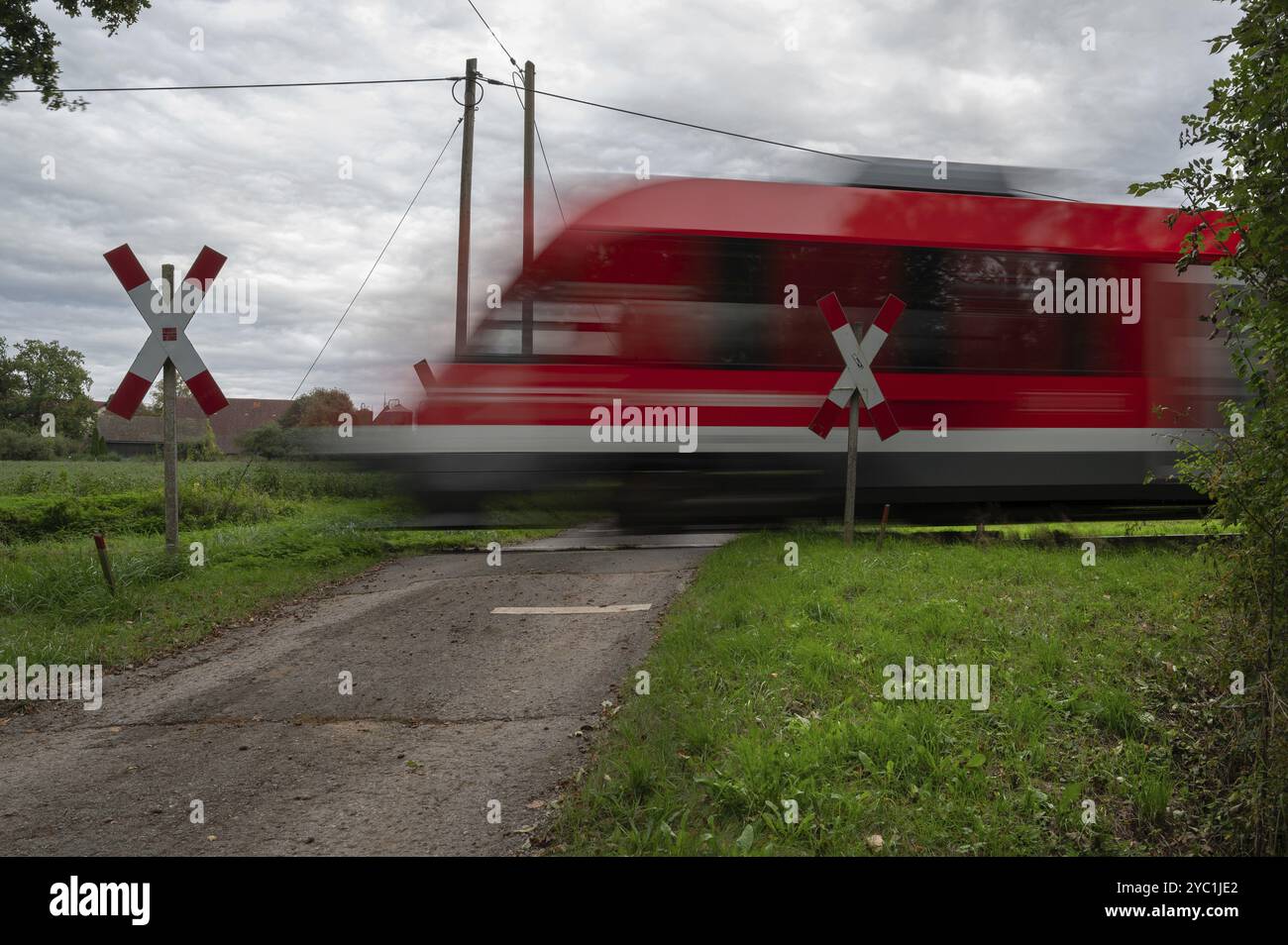 En passant par Graefenberg Railway, embranchement à voie unique, au passage à niveau sans restriction, Igensdorf, haute-Franconie, Bavière, Allemagne, Europe Banque D'Images