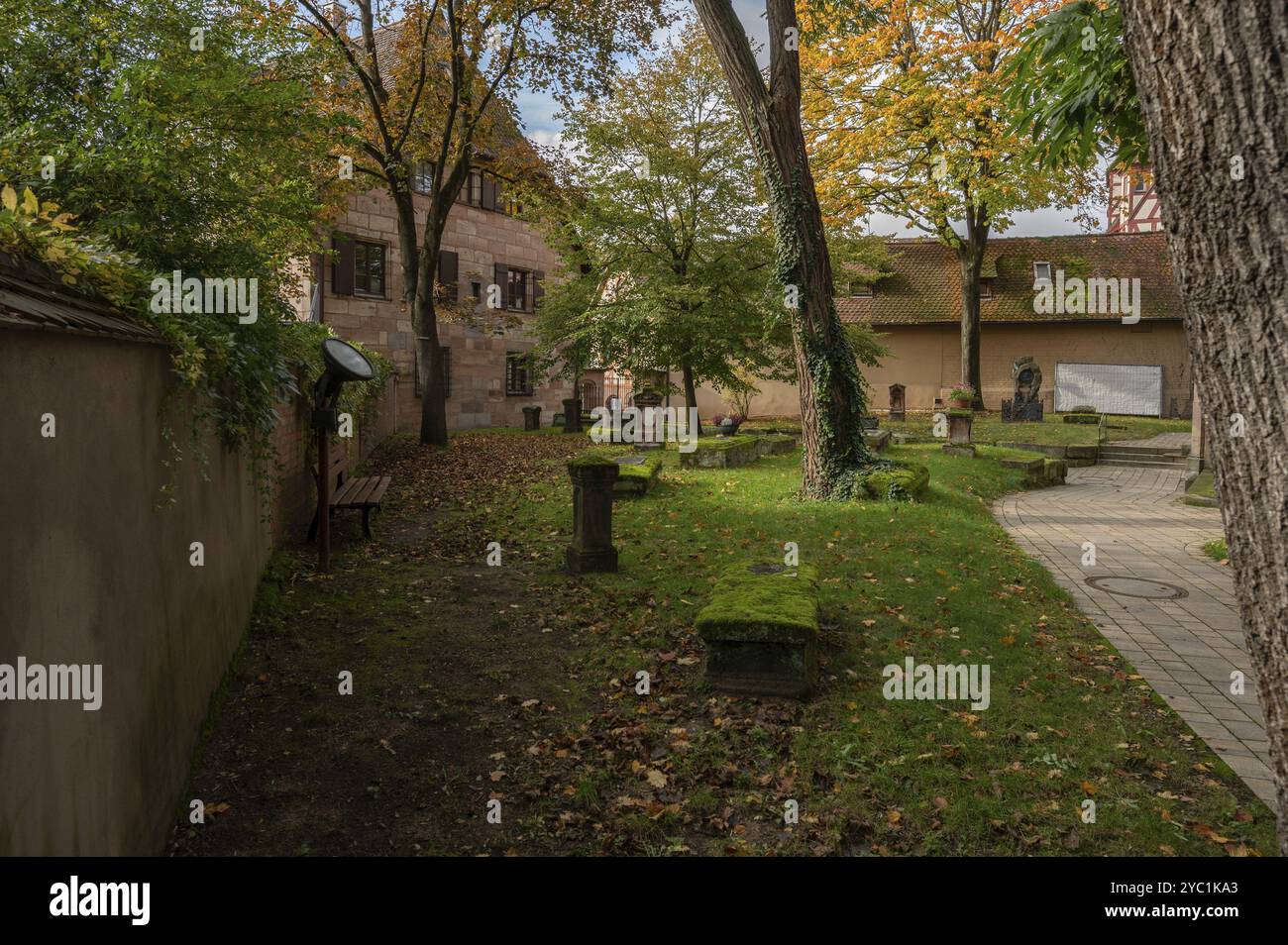 Cimetière de Saint-Nicolas et église Saint-Ulrich, derrière le château Hallerschloss, Kirchenberg 15, Nuremberg-Moegeldorf, moyenne Franconie, Bavière, allemand Banque D'Images