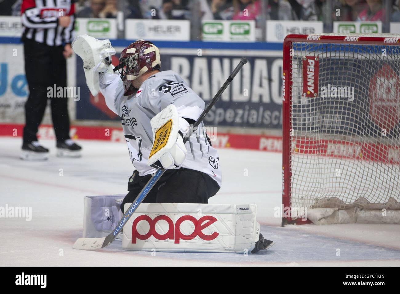 Balver Zinn Arena, Iserlohn, Rhénanie du Nord-Westphalie, Julius Hudacek (Koelner haie, #35), PENNY DEL, Iserlohn Roosters-Koelner haie le 20/10/2024 at th Banque D'Images