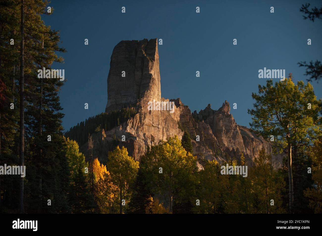 Chimney Rock, dans les montagnes San Juan du Colorado près de Cimarron Ridge, est entièrement fait de tuf volcanique. Banque D'Images