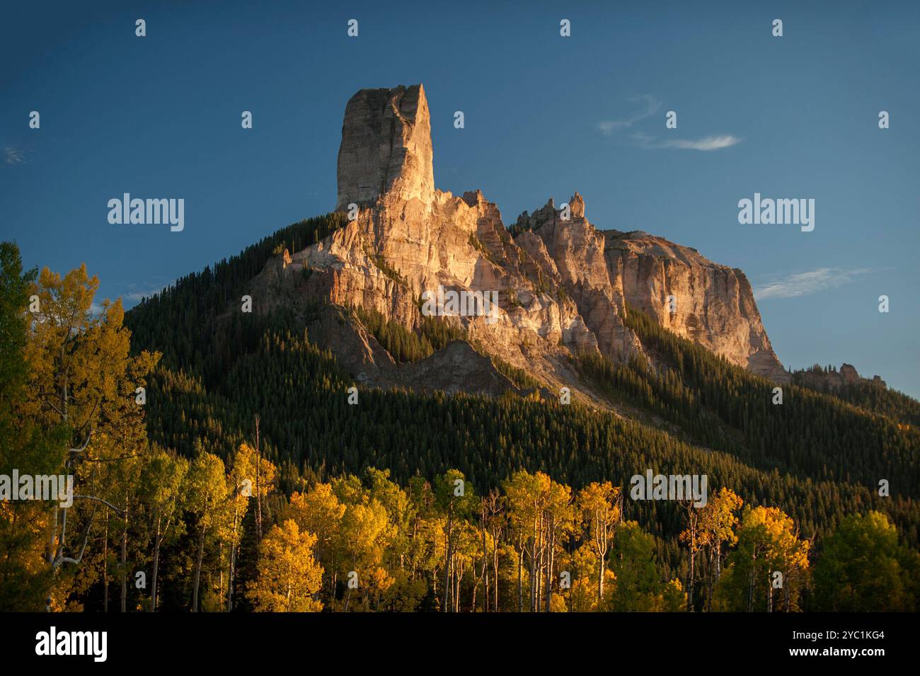 Chimney Rock, dans les montagnes San Juan du Colorado près de Cimarron Ridge, est entièrement fait de tuf volcanique. Banque D'Images